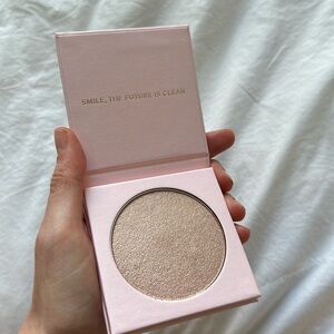 BeautyCounter sunlit highlighting powder